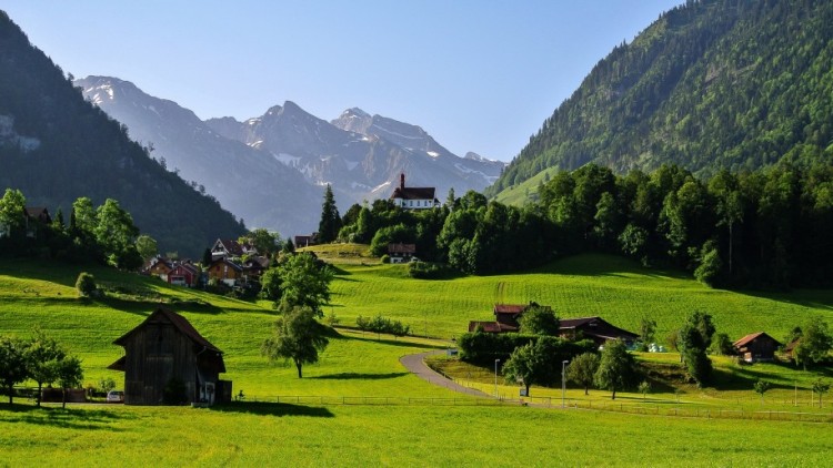 Switzerland-Scenery-Houses-Mountains-Grasslands-Flueli-Trees-Cities-Nature-414032-915x515